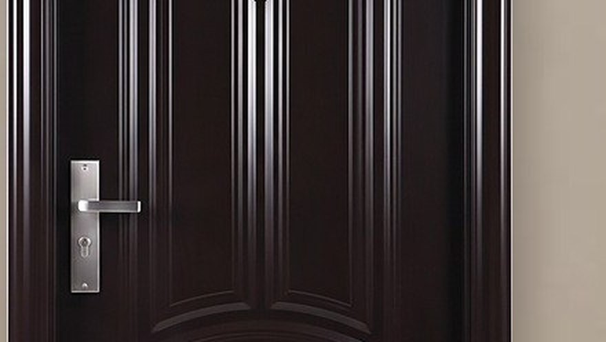 Pintu baja motif panel warna black walnut dengan handle dan kunci stainless