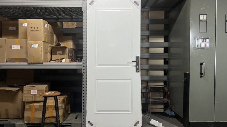 Pintu baja putih satu set dengan kusen baja, perbandingan pintu baja dan pintu kayu