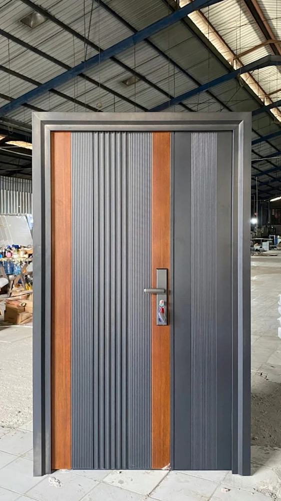 Contoh pintu custom MULTIDOOR: Pintu kombinasi abu + motif kayu