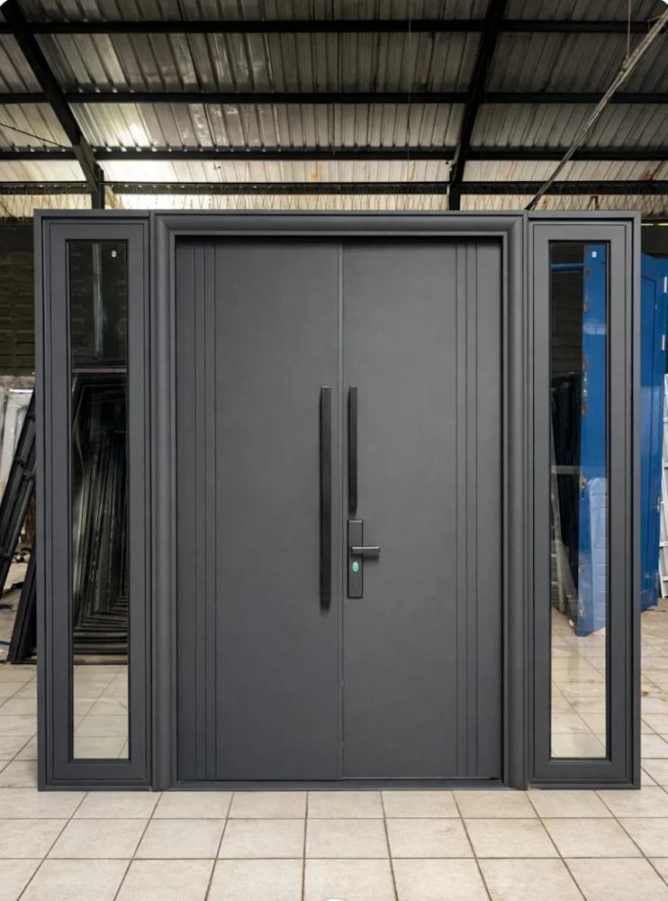 Contoh pintu custom MULTIDOOR: Pintu dengan 2 daun kaca samping